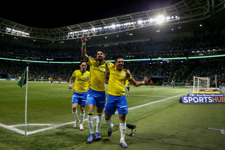 Palmeiras comemora gol diante do Sport (Foto: Marlon Costa/AGIF)