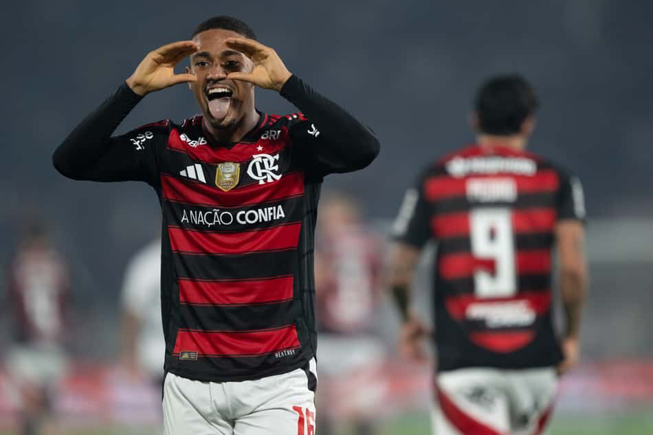 Samuel Lino comemora gol do Flamengo (Foto: Jorge Rodrigues/AGIF)