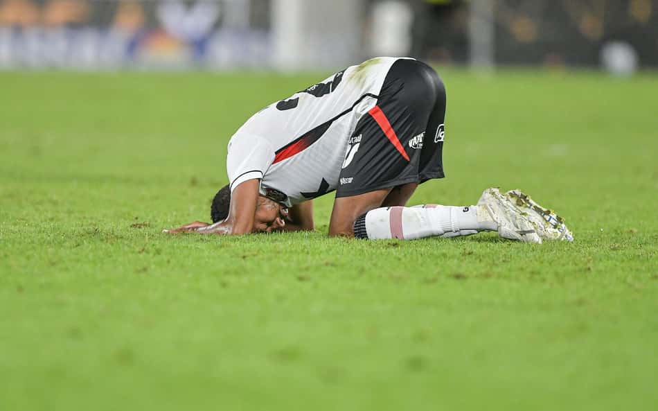 Jogador do Vitória lamenta goleada vexatória no Maracanã (Foto: Thiago Ribeiro/AGIF)