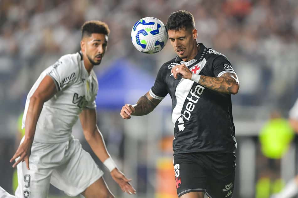Lucas Freitas contra Chris Ramos em Vasco x Botafogo pela Copa do Brasil (Foto: Thiago Ribeiro/AGIF)
