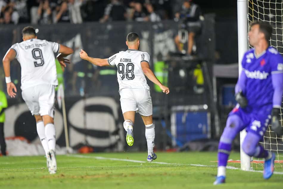 Arthur Cabral comemora gol do Botafogo diante do Vasco pela Copa do Brasil (Foto: Thiago Ribeiro/AGIF)