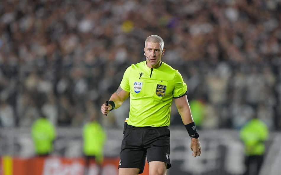 Lance inusitado envolvendo Daronco em Vasco x Botafogo viraliza: 'Não foi expulso?'