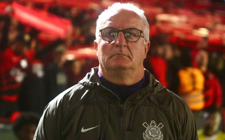 Titular do Corinthians sai com dores, e Dorival desabafa: 'Preocupa bastante'