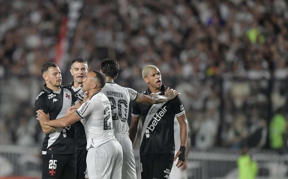 Daronco registra arremesso de copo e objeto em Vasco x Botafogo