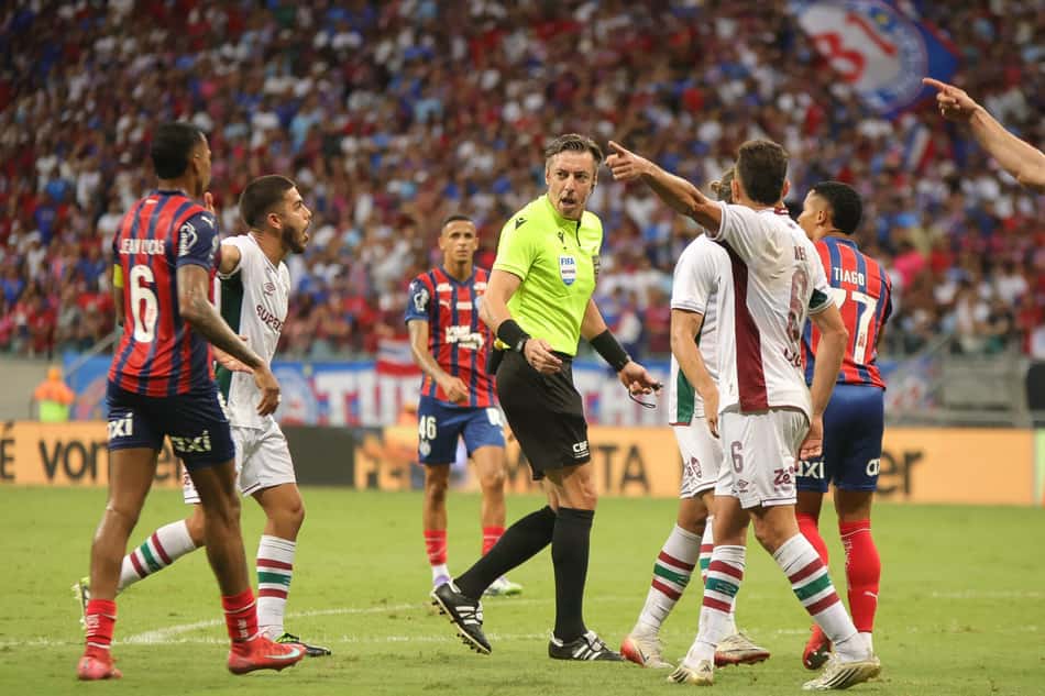 Raphael Claus em ação na partida entre Bahia e Fluminense (Foto: Marcio Jose/AGIF)