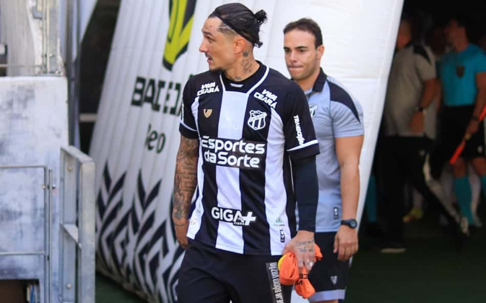 Vina reestreia pelo Ceará em derrota no Brasileirão; veja números