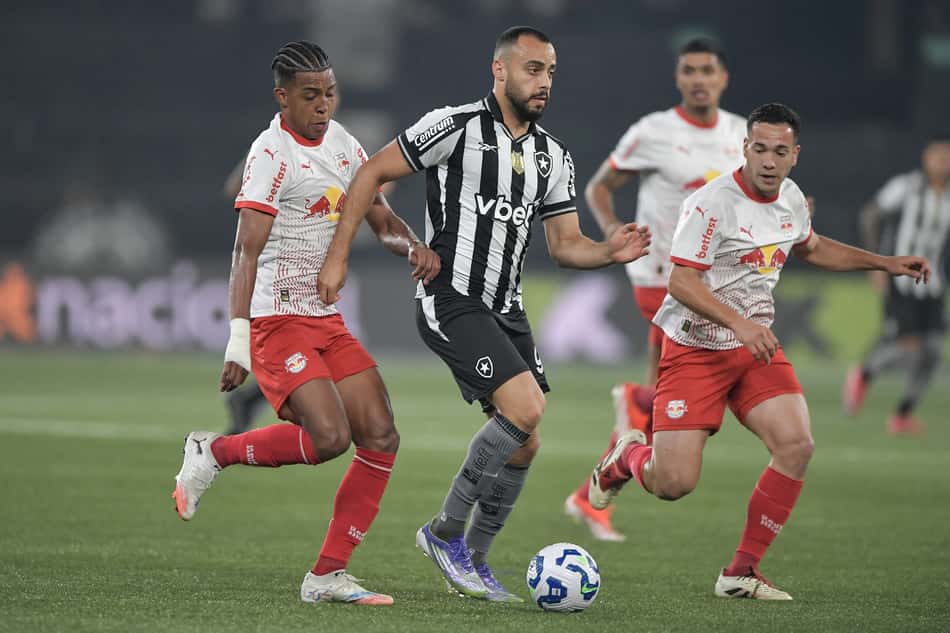 Arthur Cabral em Botafogo x Bragantino (Foto: Thiago Ribeiro/AGIF)