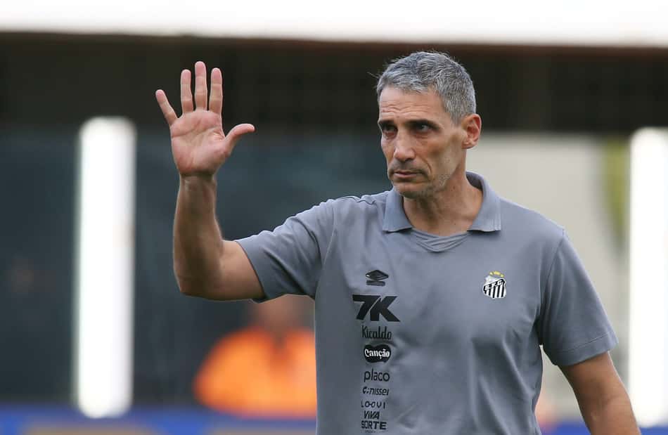 Vojvoda fez a estreia no comando do Santos diante do Fluminense. (Foto: Mauricio De Souza/AGIF)