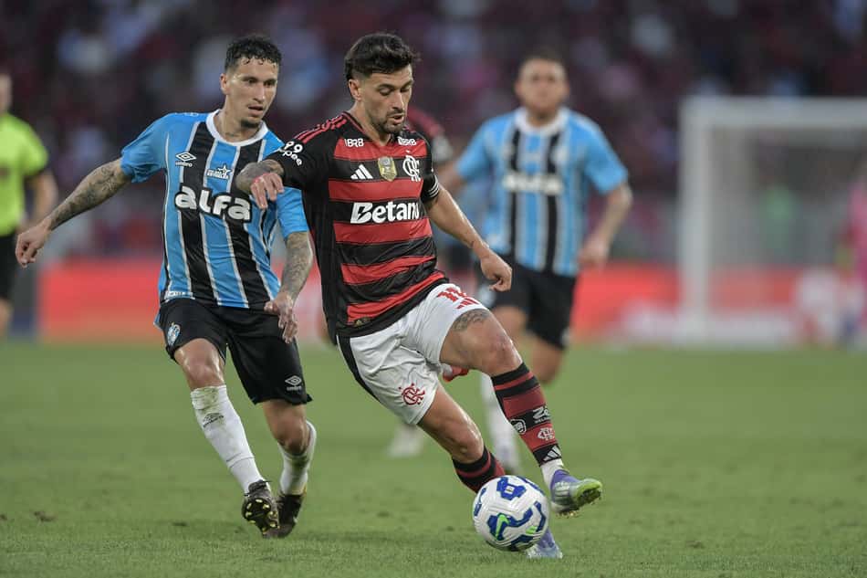 Arrascaeta em Flamengo x Grêmio (Foto: Thiago Ribeiro/AGIF)