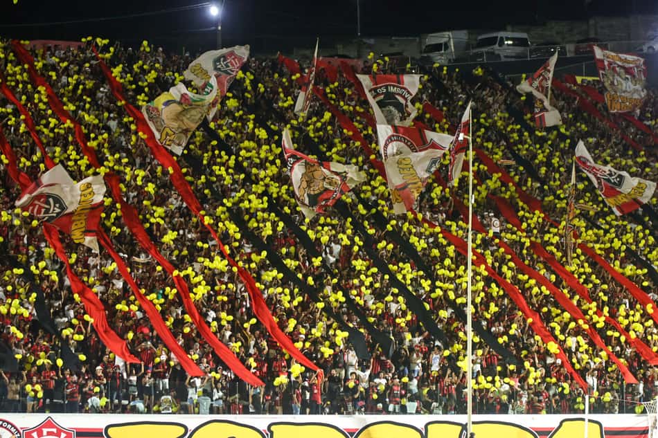 Torcida do Vitória faz a festa no Barradão contra o Atlético-MG (Foto: Marcio Jose/AGIF)