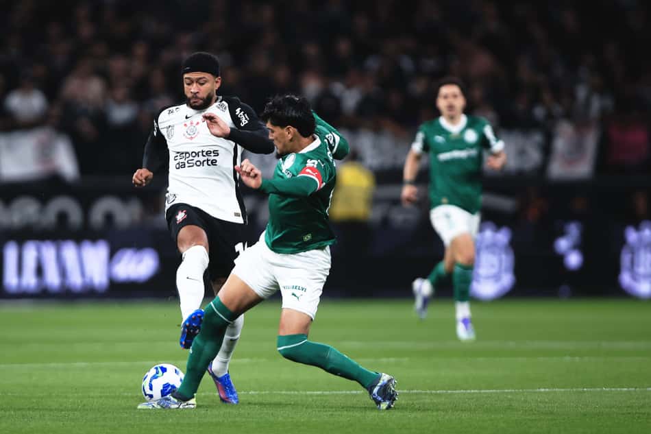 Memphis Depay x Gustavo Gomez em Corinthians x Palmeiras (Foto: Ettore Chiereguini/AGIF)