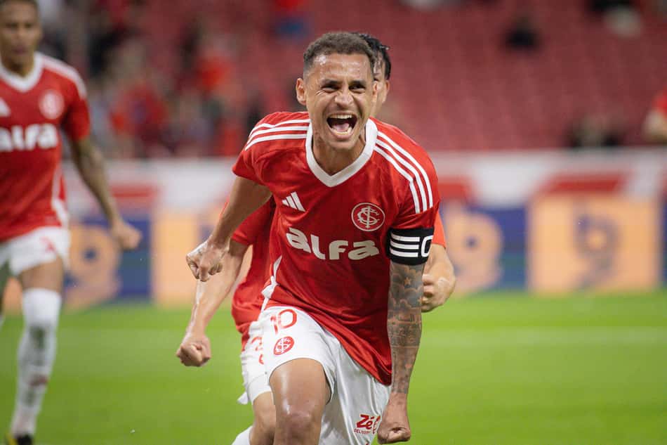 Alan Patrick, comemora gol do Internacional (Foto: Maxi Franzoi/AGIF)