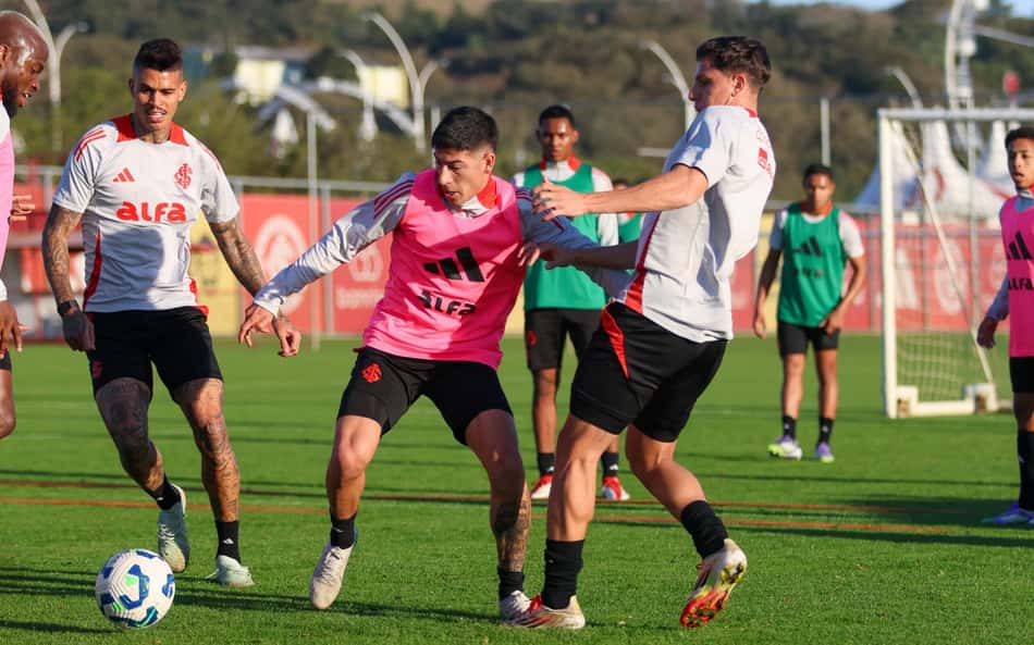 Treino do Internacional tem participação de volante recém-contratado