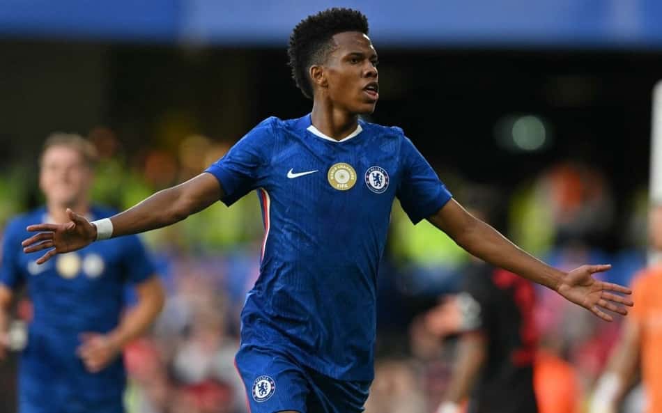 Ex-Palmeiras, Estêvão é titular do Chelsea e marca em amistoso com o Bayer Leverkusen