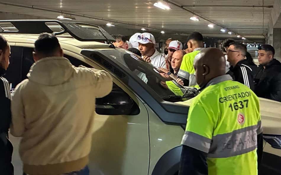 Jogadores do Internacional são alvo de protesto em estacionamento