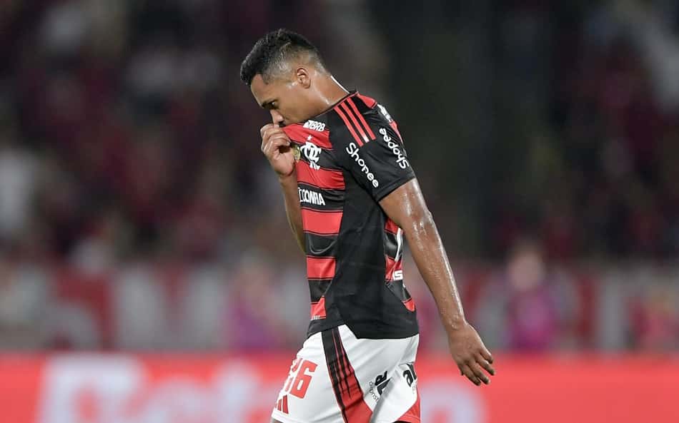 Torcedores do Flamengo escolhem substituto ideal para Alex Sandro, lesionado