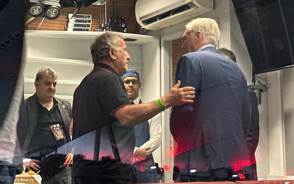 Zico e Ancelotti se encontram durante Flamengo x Internacional no Maracanã