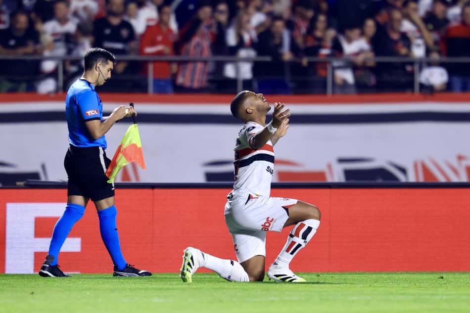 André Silva comemora seu gol no jogo do São Paulo contra o Atlético Nacional pela Libertadores