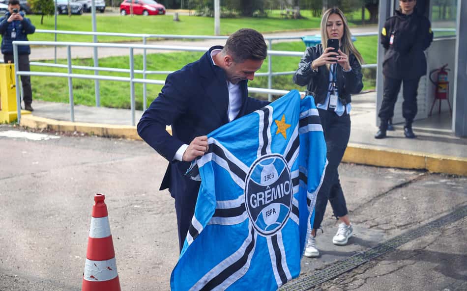Arthur fala sobre negociação com a Juventus para voltar ao Grêmio: 'Bati o pé'