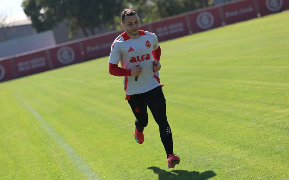 Lateral volta a treinar no gramado do CT do Internacional