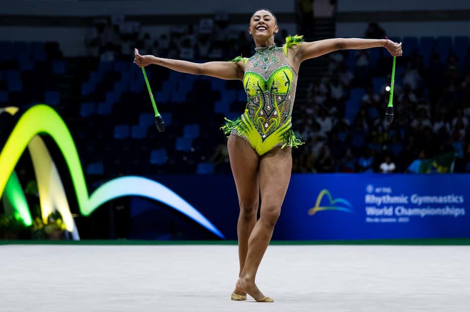 Barbara Domingos se apresenta com as maças no Mundial de Ginástica Rítmica de 2025 (Foto: Ivan Carvalho / CBG)