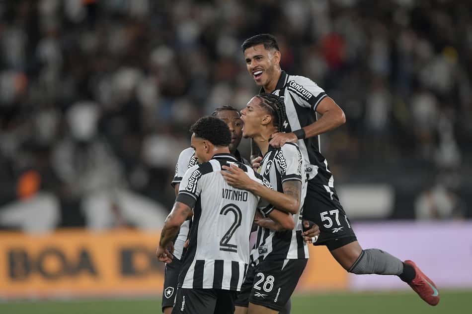 Botafogo decide vaga na Copa do Brasil com o Vasco (Foto: Thiago Ribeiro/AGIF)