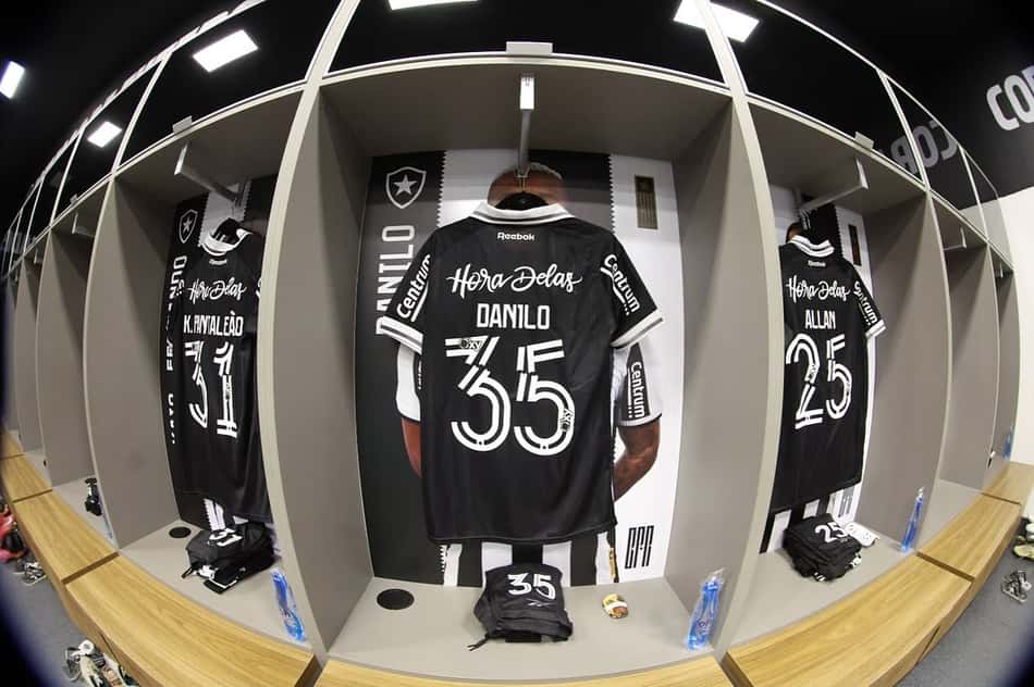 Botafogo modifica uniforme para campanha contra violência doméstica. (Foto: Vítor Silva BFR)