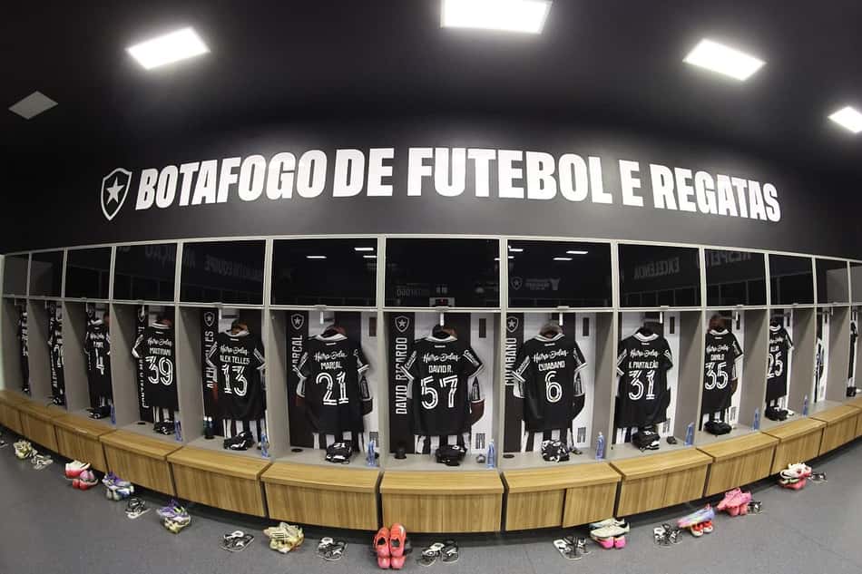 Botafogo modifica uniforme para campanha contra violência doméstica. (Foto: Vítor Silva BFR)
