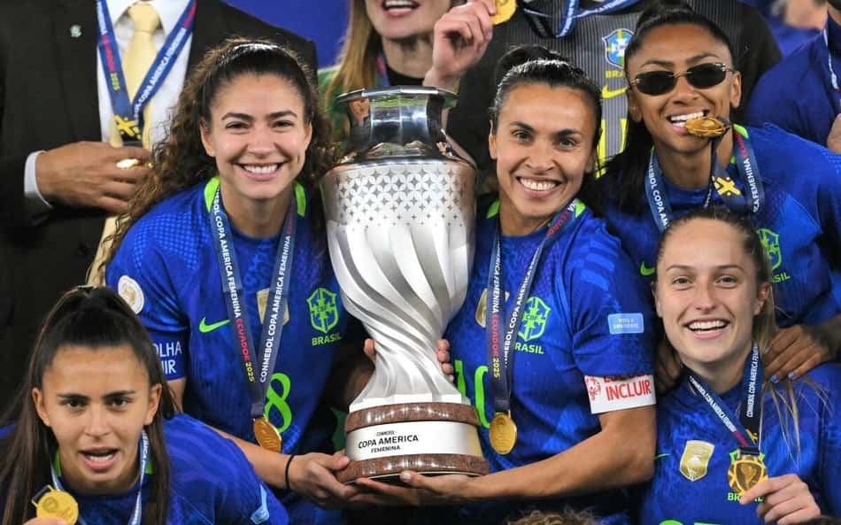 Brasil levanta troféu da Copa América Feminina (Foto: Rodrigo BUENDIA / AFP)
