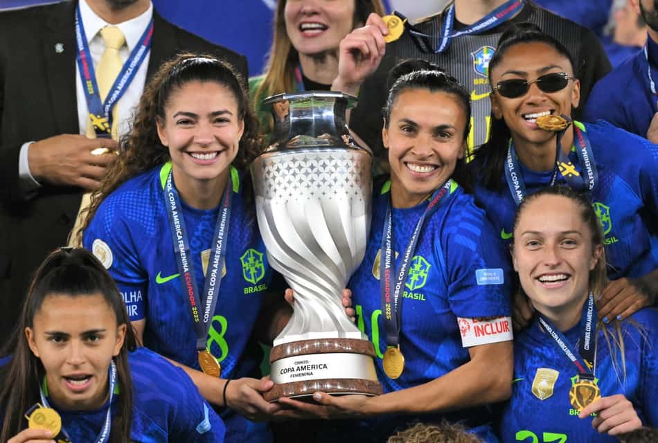 Brasil levanta troféu da Copa América Feminina (Foto: Rodrigo BUENDIA / AFP)