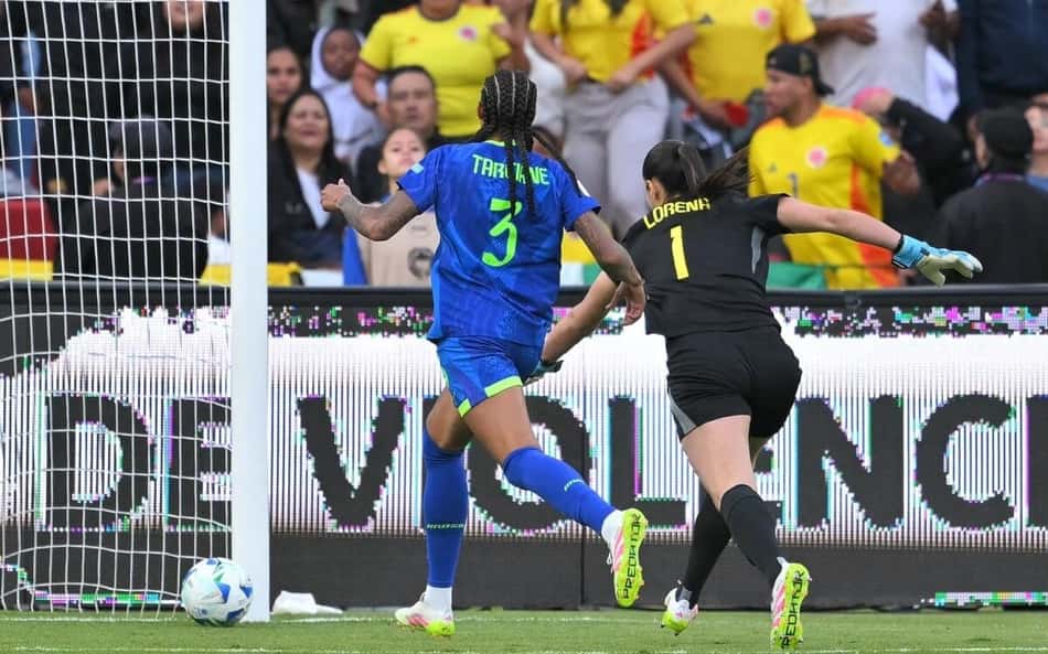 Gol contra do Brasil diante da Colômbia deixa torcedores indignados: 'Que bizarrice'