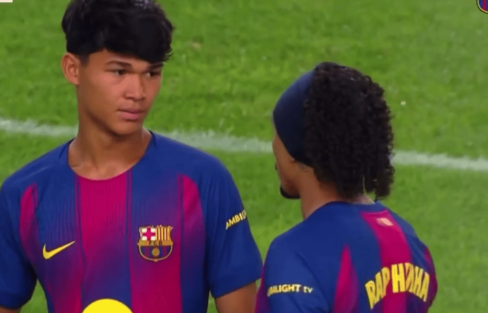 Atitude de Raphinha, do Barcelona, viralizou na Europa (Foto: Reprodução)
