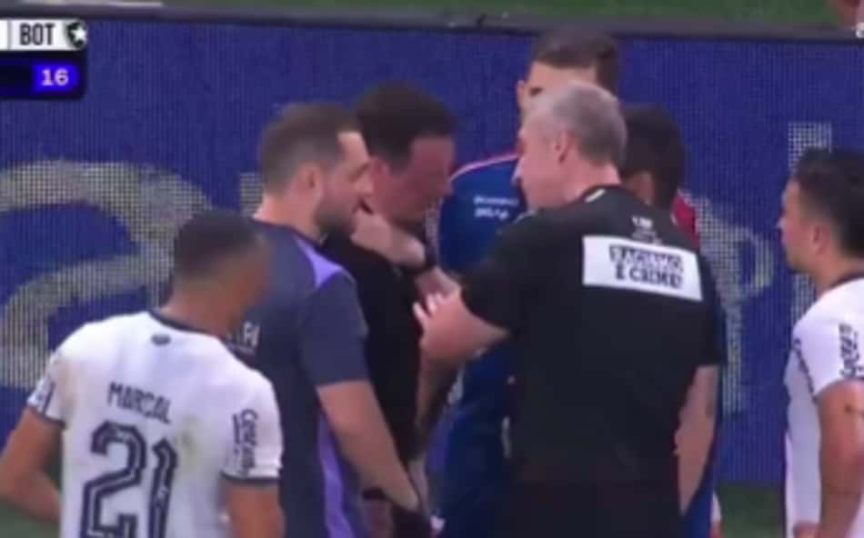 Bandeirinha tropeça na bola e precisa ser substituído no Brasileirão; veja