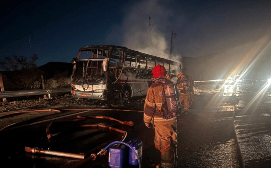 Ônibus com torcedores do Cruzeiro incendiado após jogo contra o Santos (Foto: Divulgação/Corpo de Bombeiros)