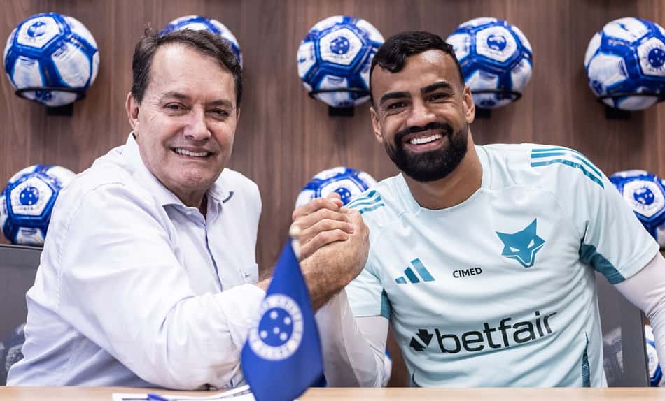 Zagueiro Fabrício Bruno com o dono da SAF do Cruzeiro Pedro Lourenço (Foto: Reprodução X/Cruzeiro)