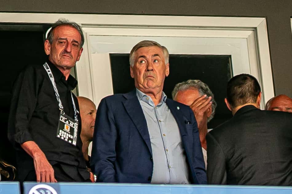 Carlo Ancelotti assiste a Atlético-MG x Grêmio, jogo do Brasileirão, na Arena MRV (Foto: Fernando Moreno/AGIF)