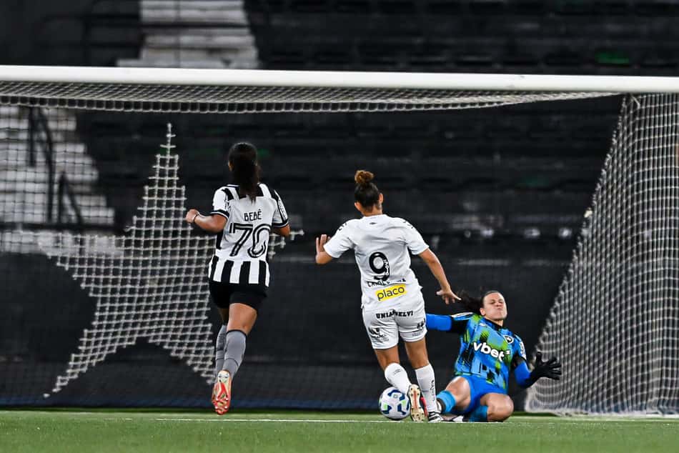 Carol Baiana, do Santos, driblou a goleira do Botafogo para fazer o gol da vitória no Brasileirão A2