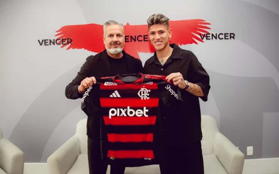 Carrascal apresentado no Flamengo (Foto: Adriano Fontes / CRF)