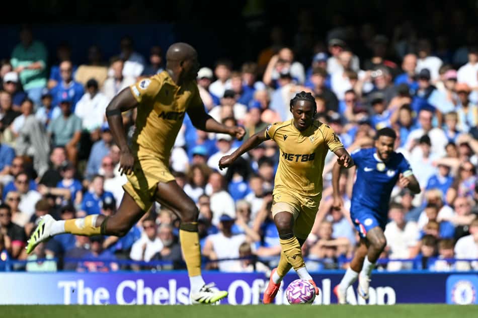 Mateta e Eze em ação pelo Palace na estreia da Premier League contra o Chelsea (Foto: Justin Tallis / AFP)