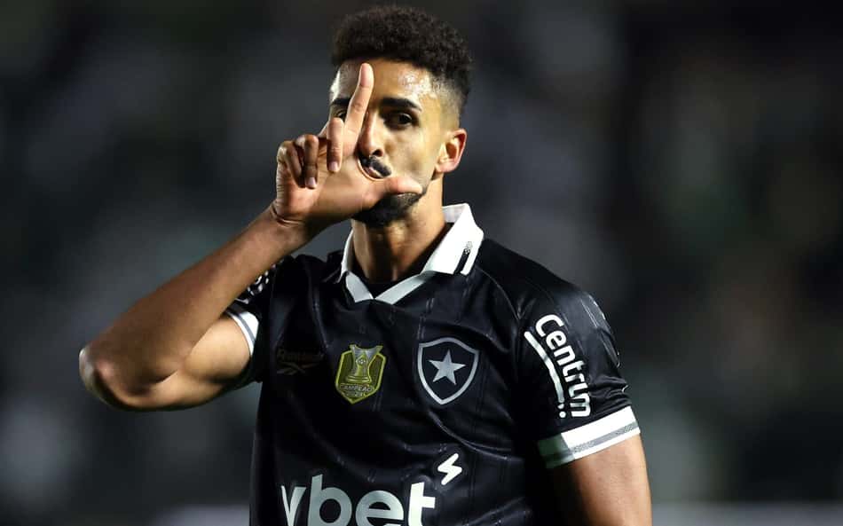 'CR9'? Chris Ramos responde a apelido da torcida do Botafogo após estreia de gala