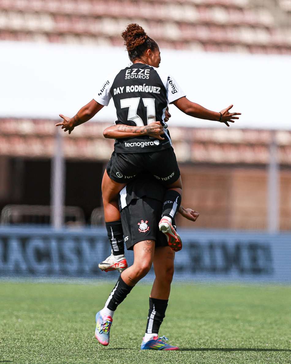 Jogadoras do Cotinthians comemoram o gol contra o São Paulo na semifinal do Brasileirão Feminino