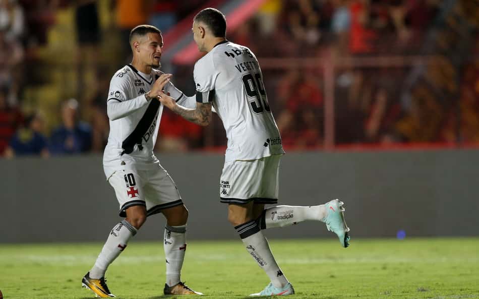 Vegetti e Coutinho analisam atuação do Vasco contra Sport: 'Precisamos ser mais inteligentes'