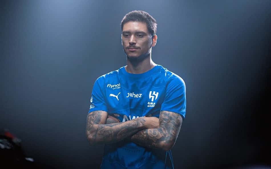 Ex-Liverpool é anunciado como novo reforço do Al-Hilal
