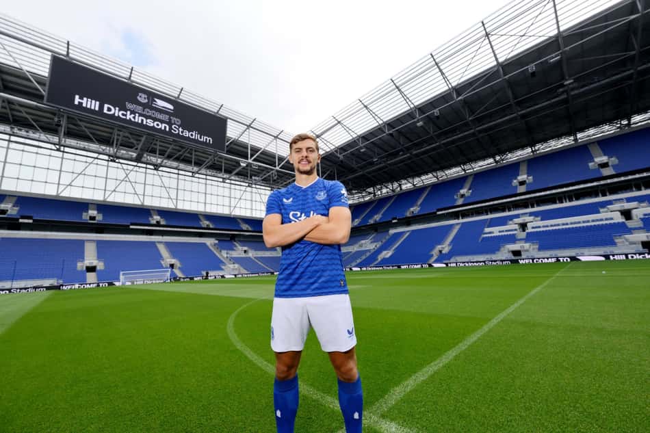 Kiernan Dewsbury-Hall apresentado pelo Everton em seu novo estádio (Foto: Reprodução/Everton)
