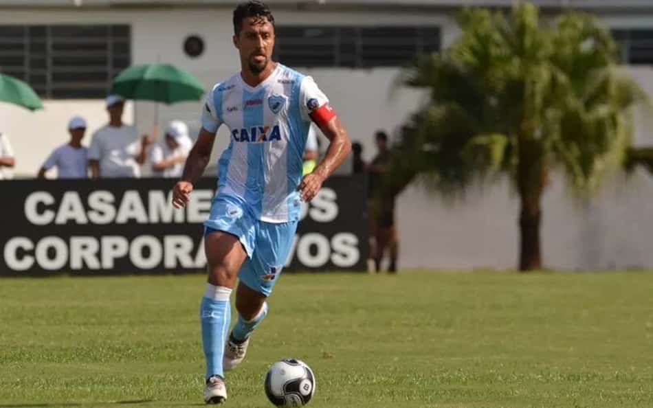 Ex-Coritiba e Londrina anuncia aposentadoria aos 37 anos