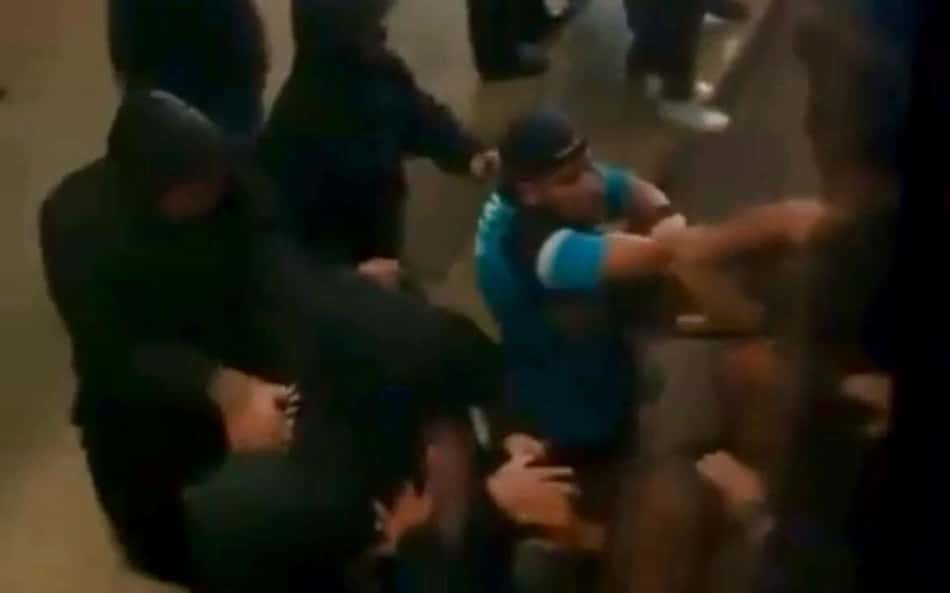 Emboscada da torcida do Grêmio ao ônibus da delegação no Aeroporto Salgado Filho. (Foto: Reprodução/Redes Sociais)