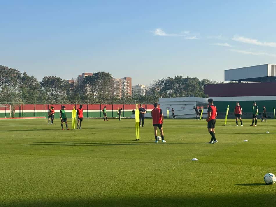 Equipe do Barcelona sub-20 ouvindo Belletti (Foto: Tiago Mendes/Lance!)