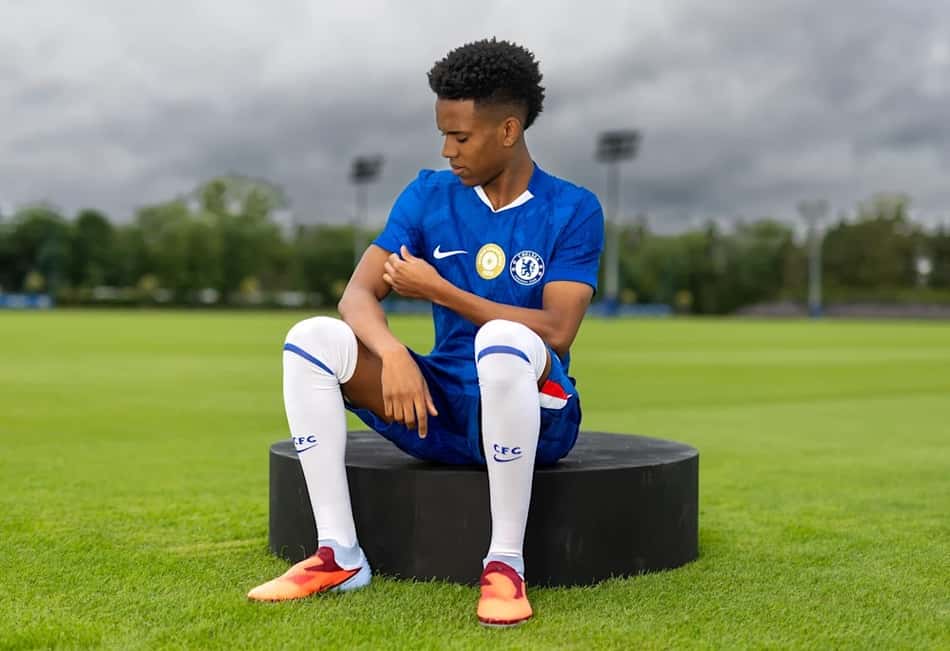 Estêvão, ex-Palmeiras, quando foi anunciado como novo reforço do Chelsea (Foto: Divulgação/Chelsea)