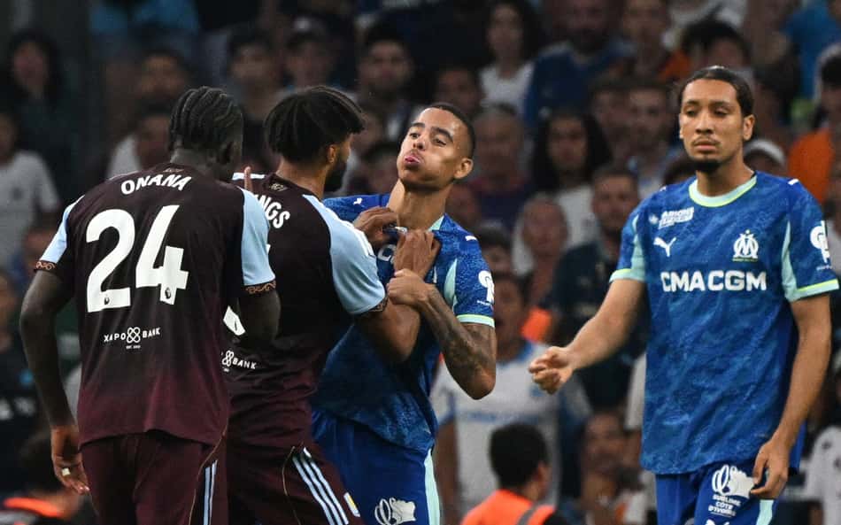 Ex-Manchester United se envolve em briga em amistoso e sai com camisa rasgada