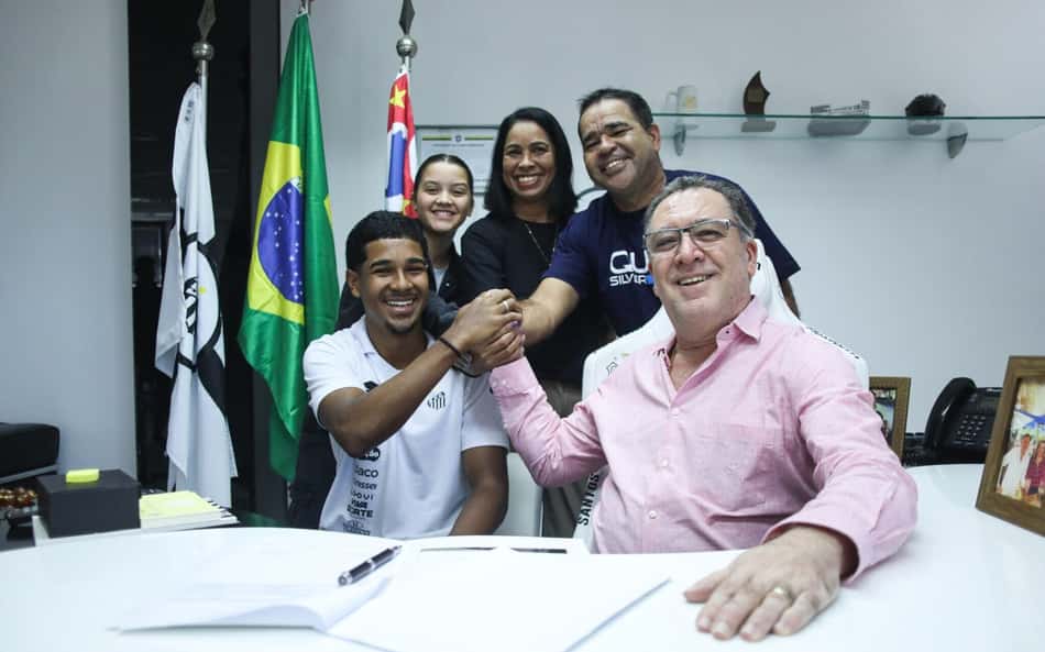 Presidente do Santos, Marcelo Teixeira, participa da renovação de contratado de João Ananias ao lado de familiares do jogador. (Foto: Reinaldo Campos/ Santos FC)